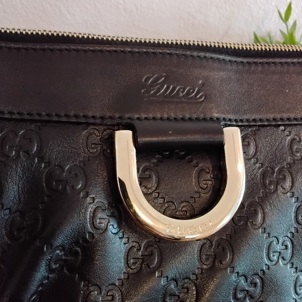 🔥Beautiful Pre-Loved Gucci Black Leather Crossbody With a Sleek Design.🔥 - Picture 4 of 8